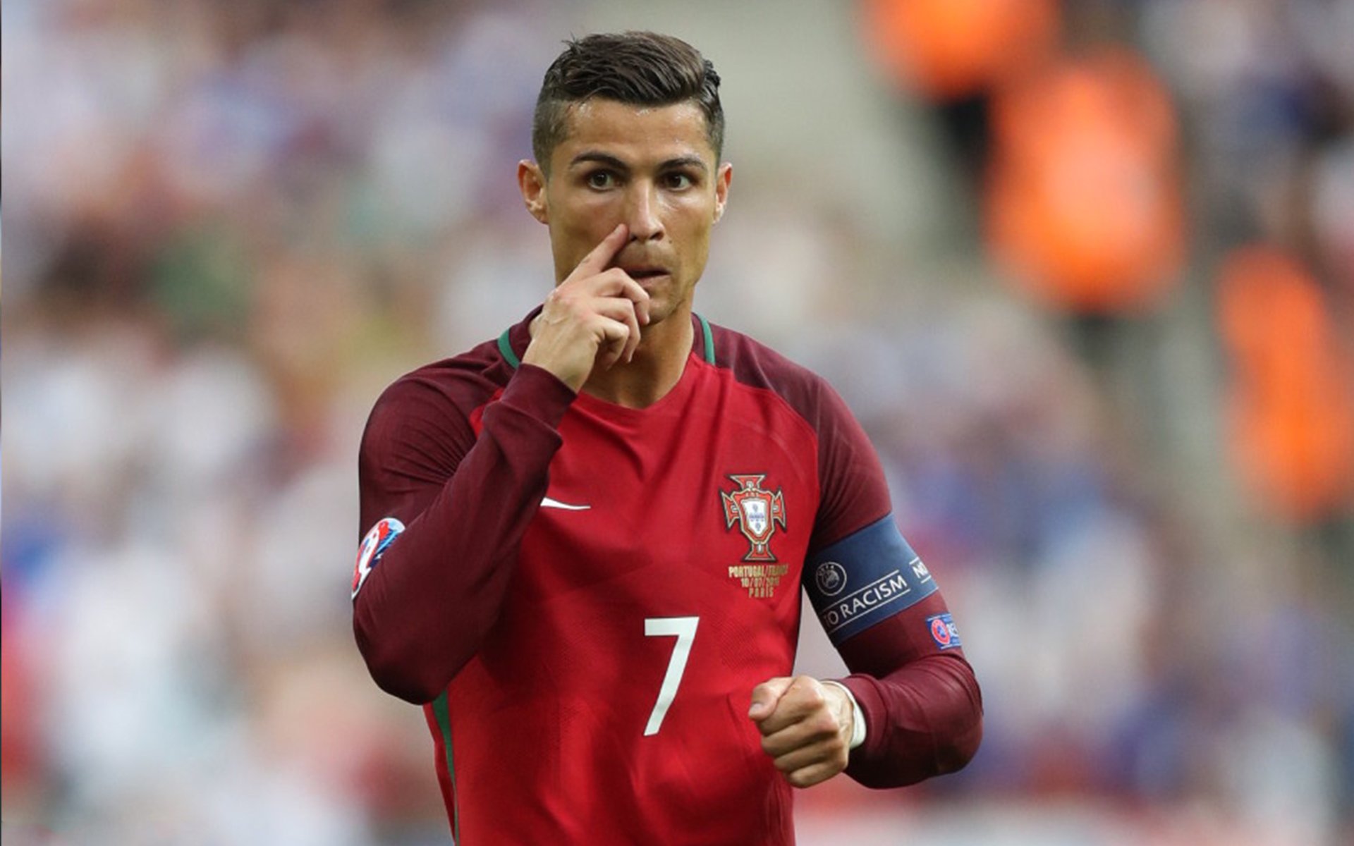 中国足球联赛战况异常激烈，各队球员全力以赴，中国足球联赛现状